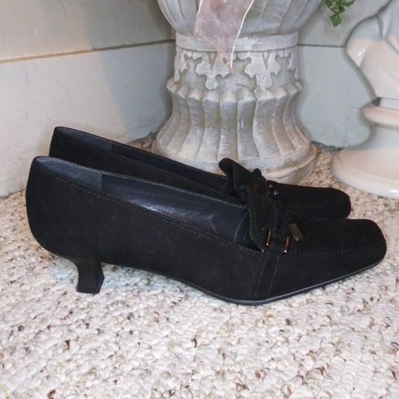 Vintage Shoes - Vintage 90's/Y2k Stuart Weitzman Black Suede Pumps